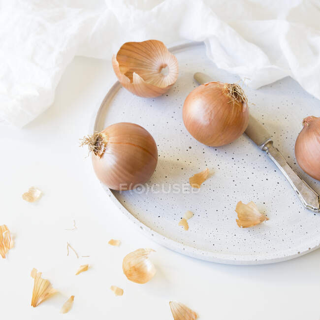 Fresh garlic bulbs on white background — Stock Photo