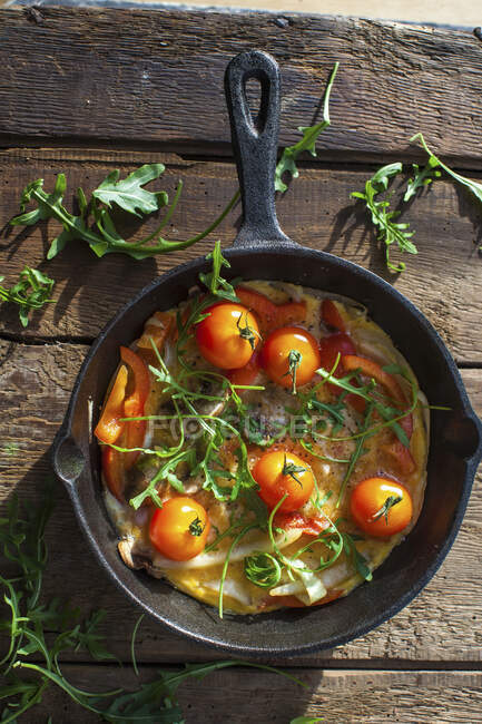 Single pan omelette with peppers — Stock Photo