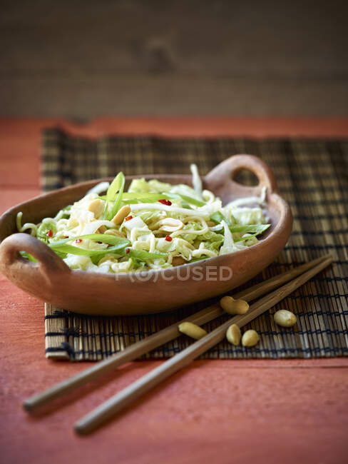 Chinese cabbage salad with Mie noodles and peanuts (Asia) — Stock Photo