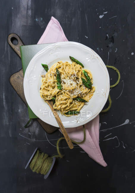 Linguina con espárragos verdes caramelizados y parmesano - foto de stock