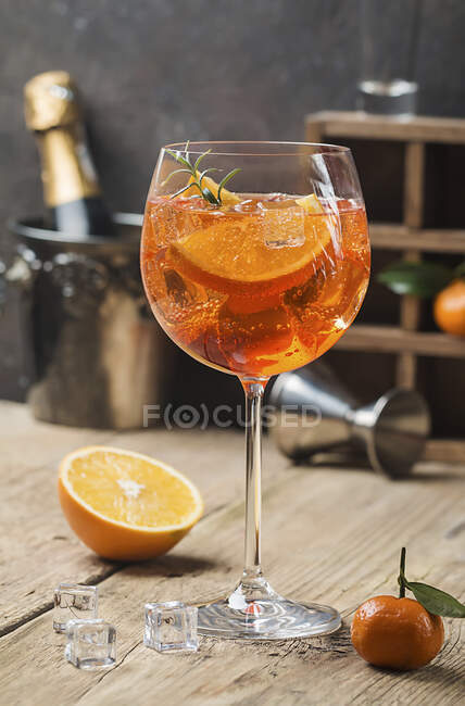 Classic Italian Aperol spritz cocktail — Stock Photo