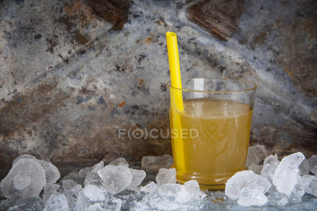 A cocktail made with rum, banana liqueur, Southern Comfort and lemon juice — Stock Photo