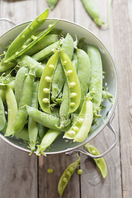 Green Peas in a bowl — Stock Photo
