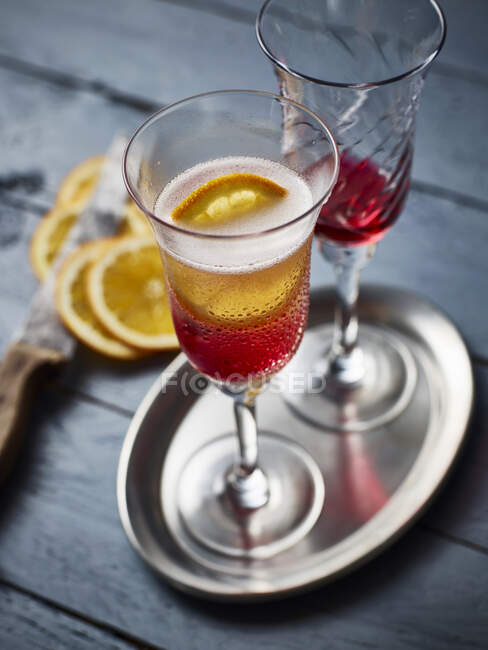 Cocktail di champagne con Campari in bicchieri su vassoio di metallo — Foto stock