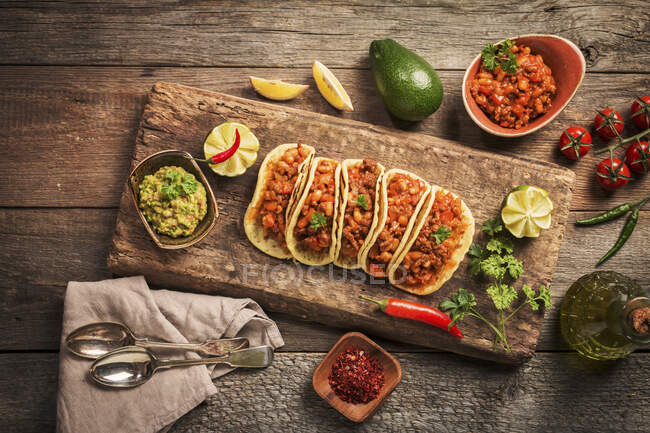 Mexican tacos with ground beef, beans and salsa — Stock Photo