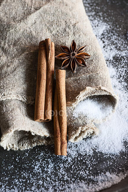 Bâtonnets de cannelle, anis étoilé et sucre — Photo de stock
