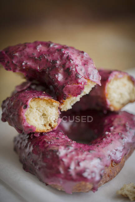 Donuts sin gluten con esmalte de arándanos - foto de stock