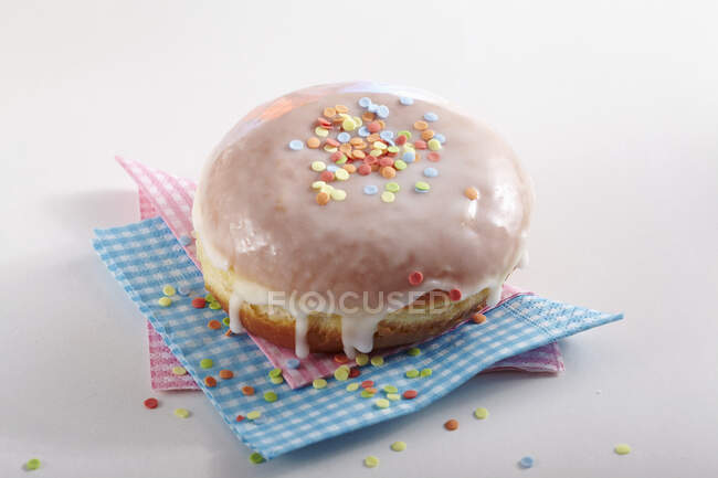 Карнавальный пончик, украшенный сахарными конфетти — стоковое фото