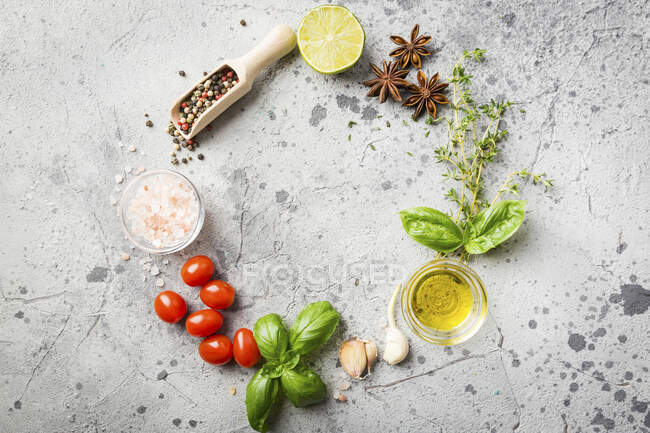 Círculo de ingredientes alimentarios, hierbas y especias - foto de stock