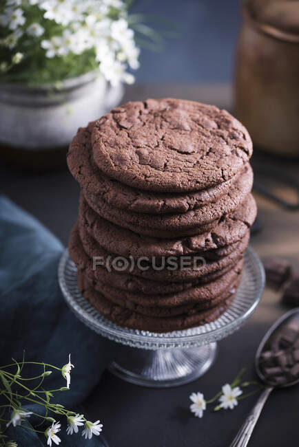 Chocolate cracked cookies on glass stand — Stock Photo