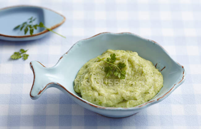 Alimentos para bebés com bacalhau e legumes (batatas, brócolis, aipo-rábano) — Fotografia de Stock
