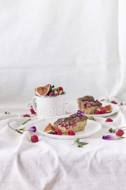 Slices of baked millet with figs and raspberries — Stock Photo