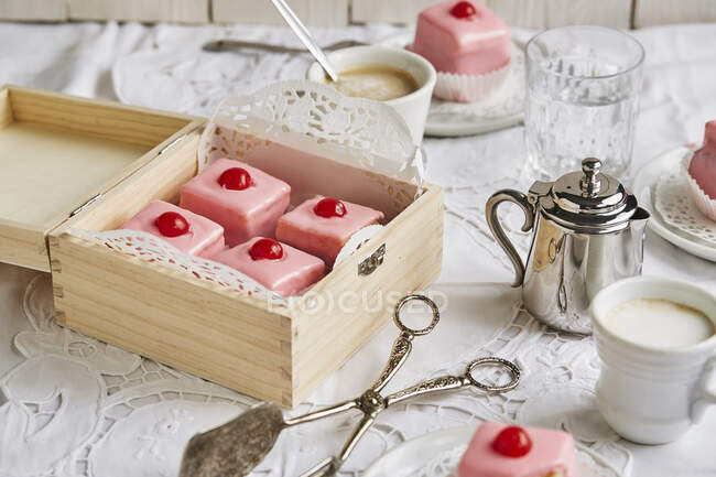 Close-up shot of Austrian cake squares with coffee — Fotografia de Stock