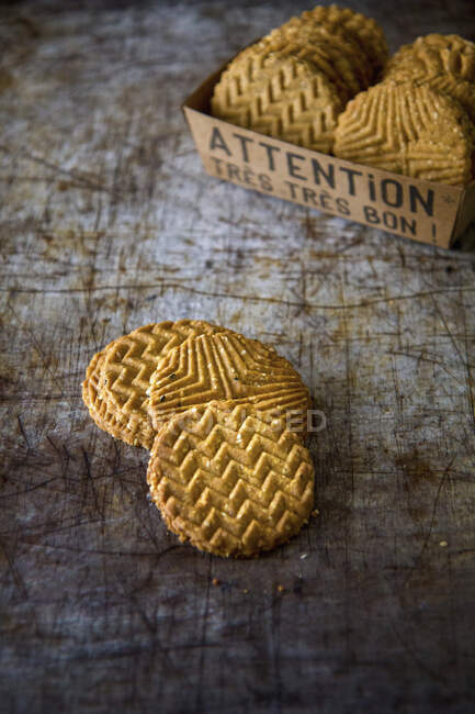 Biscoitos de manteiga de amendoim na superfície rústica e na caixa — Fotografia de Stock