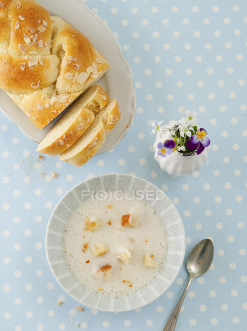 Sopa de leche de arroz con un plato de pan - foto de stock