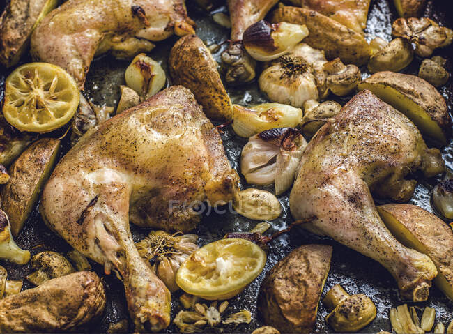 Lemon chicken with garlic — Stock Photo
