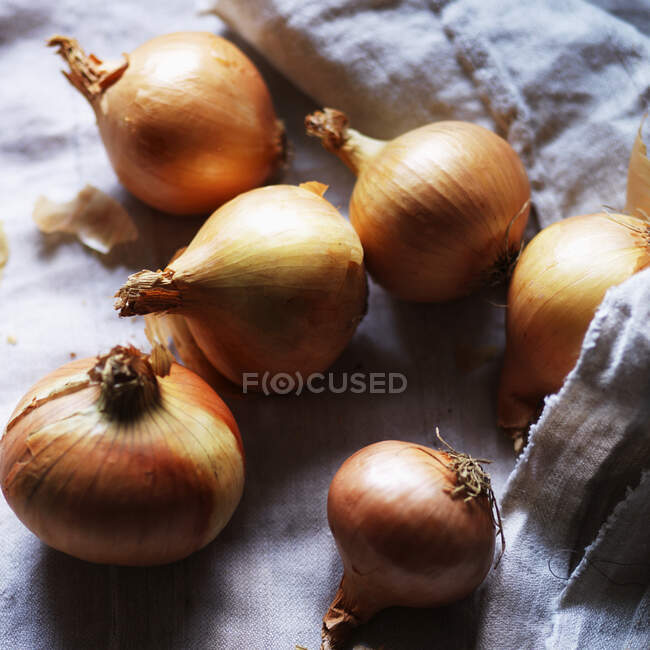 Fresh organic garlic on a wooden background — Stock Photo