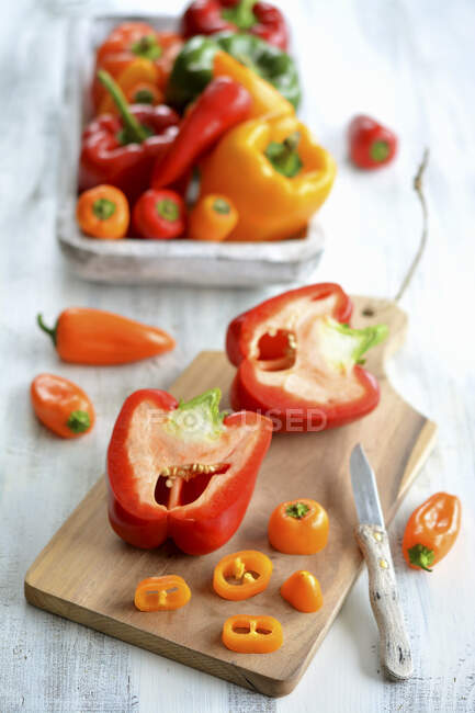Rote und gelbe Paprika, teilweise in Scheiben geschnitten — Stockfoto