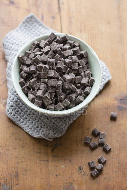Primo piano di deliziosa ciotola di gocce di cioccolato — Foto stock