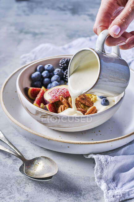 Frühstücksschale mit Joghurt, frischem Obst und Pekannüssen — Stockfoto