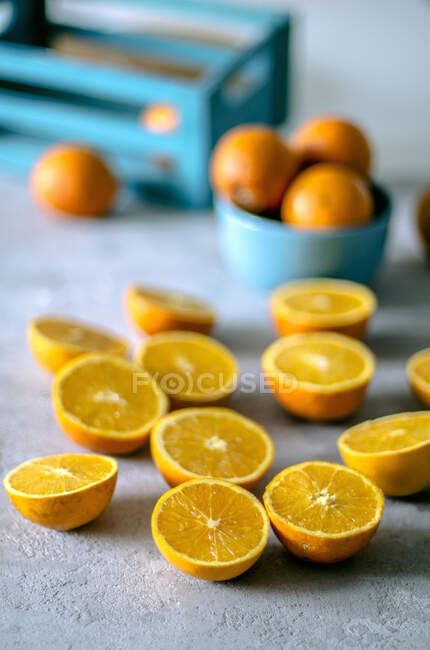 Naranjas cortadas por la mitad - foto de stock