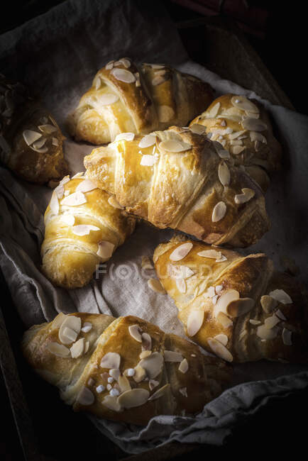 Rhabarber-Croissants auf einem Leinentuch, Dänemark — Stockfoto