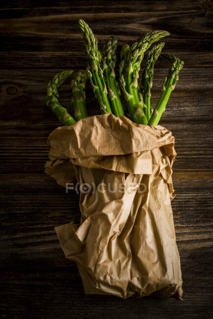 Espargos verdes em um saco de papel — Fotografia de Stock