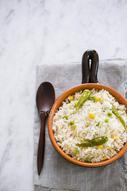 Reis mit Mais, Erbsen und grünen Chilischoten — Stockfoto