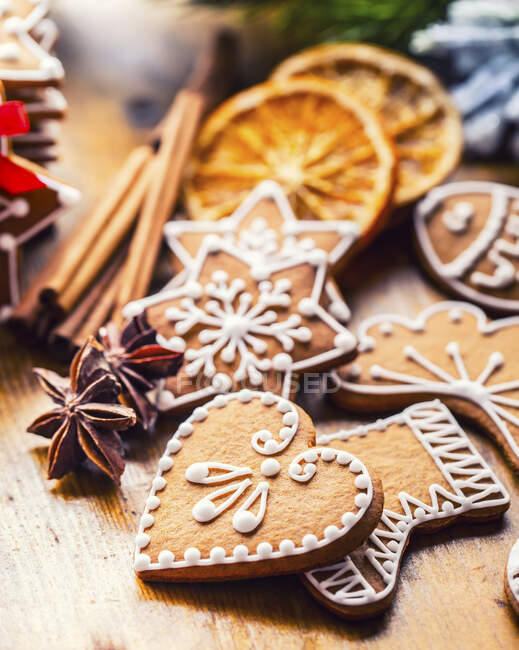 Рождественское домашнее пряничное печенье с различными украшениями — стоковое фото