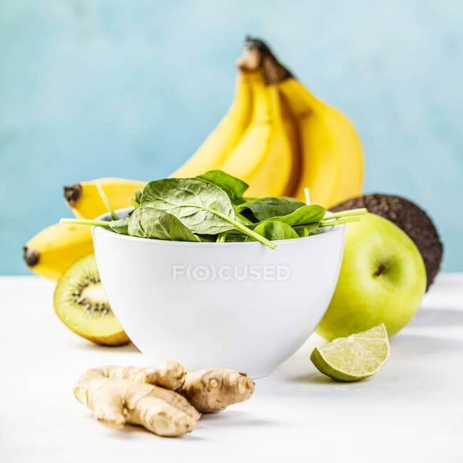 Інгредієнти для здорової зеленої смузі на столі проти синьої стіни — стокове фото