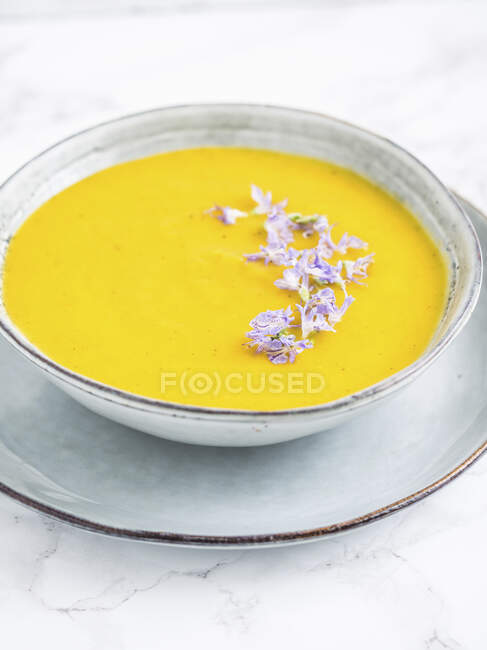 Pêra Vegan, cenoura e sopa de abóbora, servido com flores de alecrim comestíveis — Fotografia de Stock