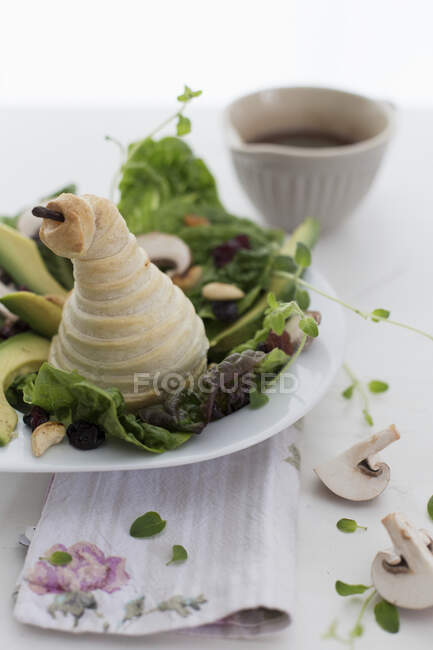 Pear in a puff pastry coating with a mixed leaf salad — Fotografia de Stock