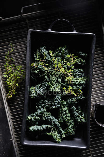 Cavalo Nero in oven dish with thyme and olive oil — Stock Photo