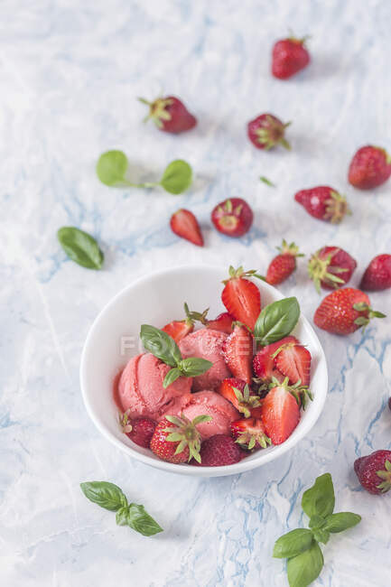 Strawberry ice cream with fresh strawberries and basil — Stock Photo