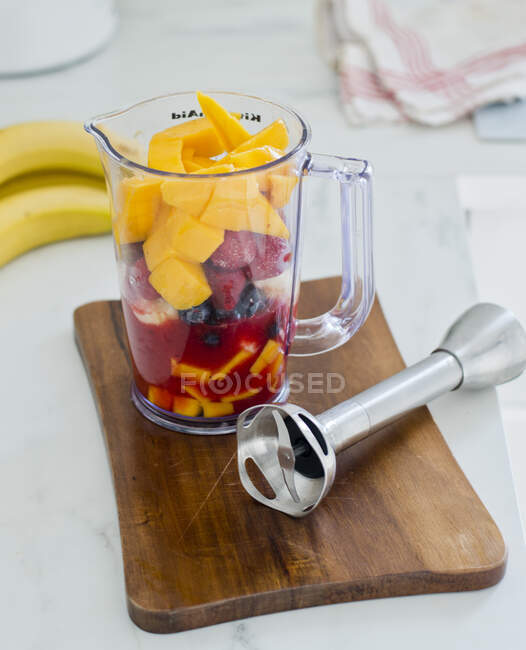 Інгредієнти для фруктового смузі в мірній чашці — стокове фото