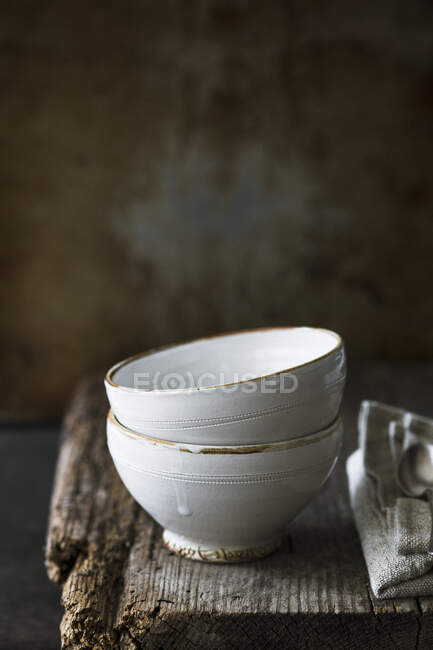Cuencos de cerámica en una tabla de madera - foto de stock