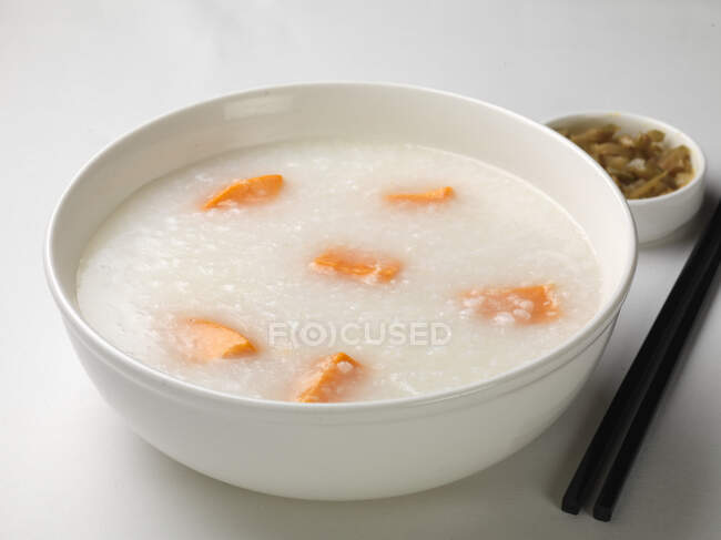 Congee (gachas de arroz, China) con batatas - foto de stock