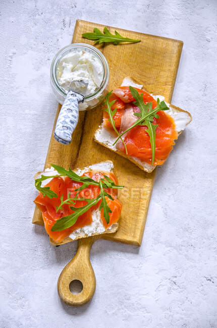 Tostadas con queso crema y salmón ahumado - foto de stock