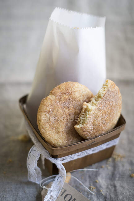 Cinnamon and sugar biscuits in wooden box — Stock Photo