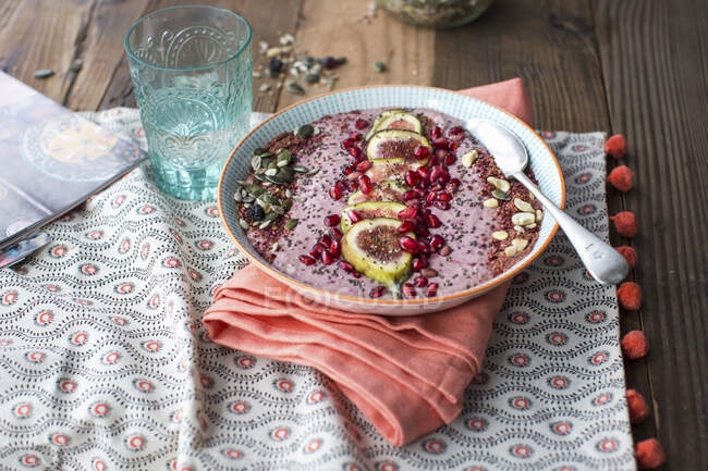 A smoothie bowl with pomegranate seeds — Stock Photo