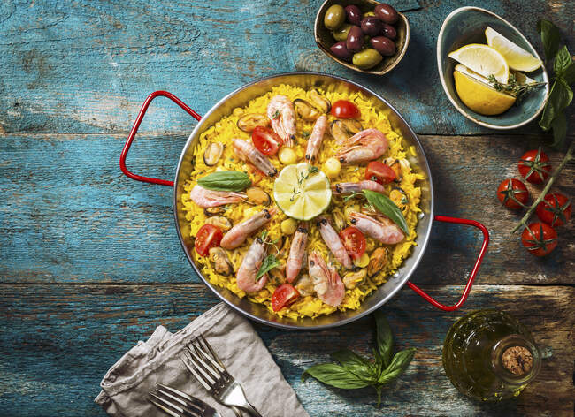 Paella tradicional de frutos do mar na frigideira — Fotografia de Stock