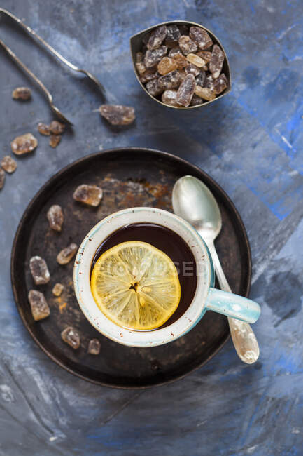 Close-up shot of delicious Black tea with lemon and rock sugar — Stock Photo