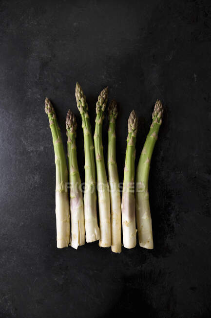 Una fila di lance verdi di asparagi — Foto stock