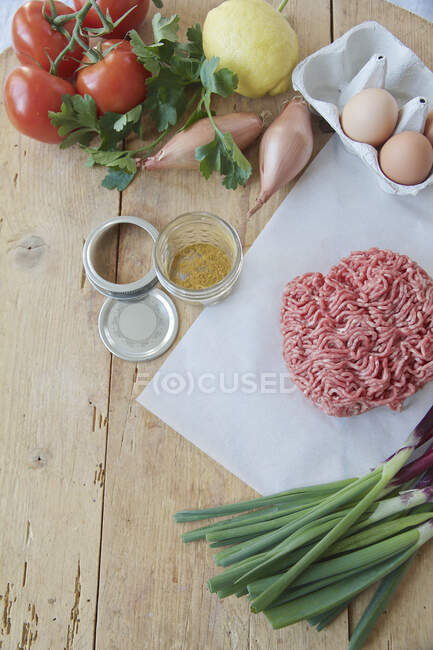 Ingredientes para hacer Vavishka, plato persa rápido con carne picada y huevos fritos - foto de stock