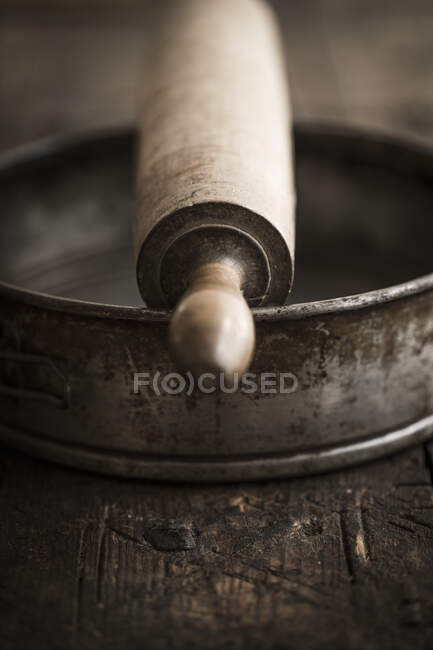 An antique cake tine and a rolling pin — Stock Photo