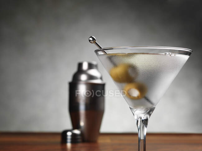Un cóctel de martini con aceitunas - foto de stock