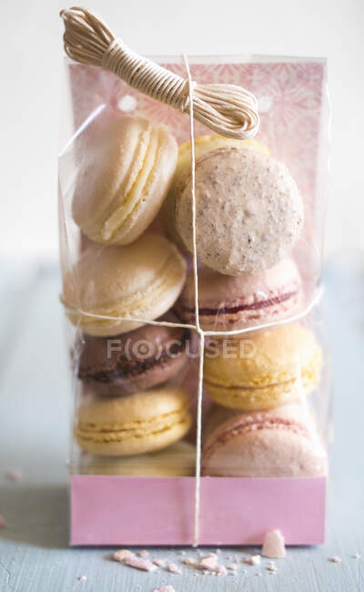 Verschiedene französische Macarons in Zellophanverpackung — Stockfoto