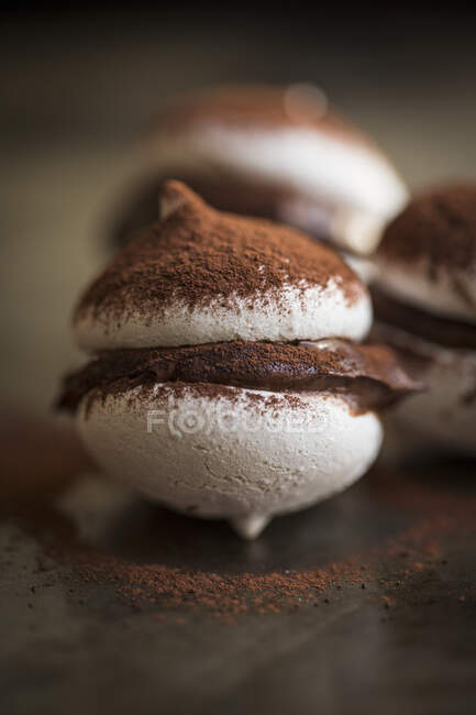 Macaroons with chocolate cream and cocoa powder — Stock Photo