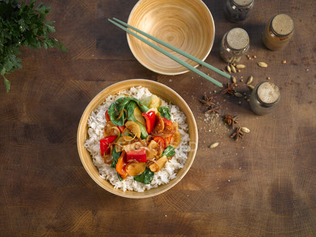 Stir fry with radish, pak choy, and peppers on rice — Stock Photo
