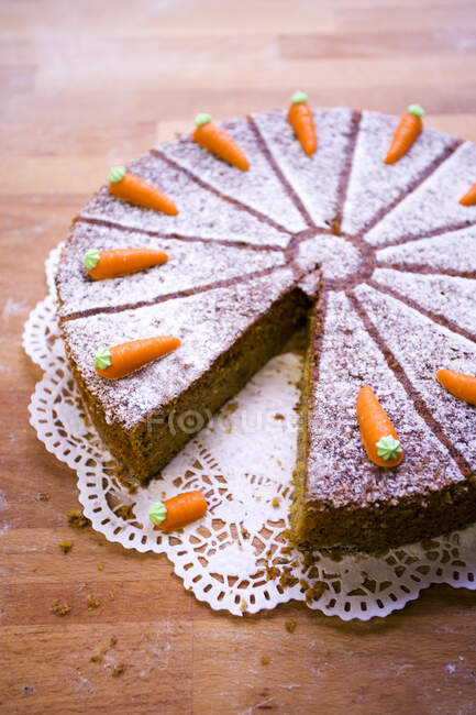 Pièces de gâteau aux carottes sur fond en bois — Photo de stock